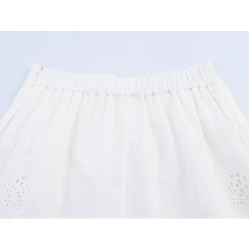 YENKYE Fashion Hollow Out Embroidery Pleated White Shorts Women High Waist Casual Summer pantalones cortos